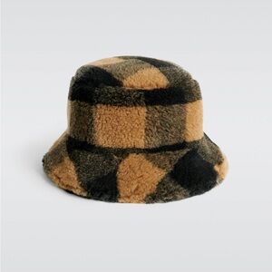 STAND STUDIO
Wera Wool Fur Bucket Hat Oversized Checkered Pattern GUC Size S
